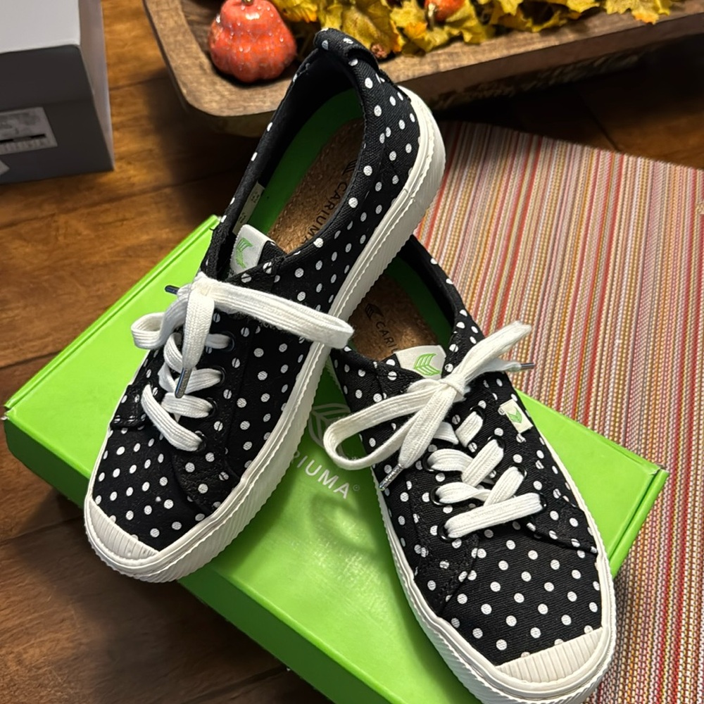 Cariuma Low Black Canvas Polka Dot Sneakers